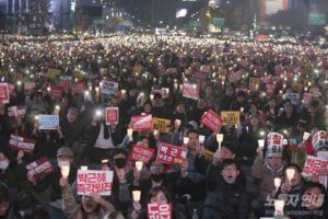 박근혜 퇴진 제4차 범국민행동 현장 소식 박근혜 반격에 맞서 95만 명이 모이다 ― 촛불은 바람에도 꺼지지 않았다