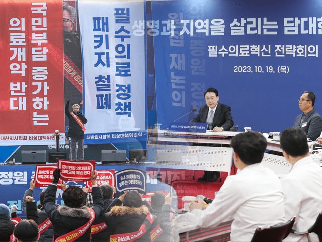 🏥전공의 집단 사직과 파업: 의대 증원 반대 요구를 지지할 수 없지만, 윤석열의 총선용 졸속 시행도 우려스럽다