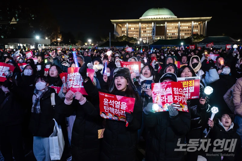 윤석열 퇴진 운동의 주력 부대로 나선 2030 여성들