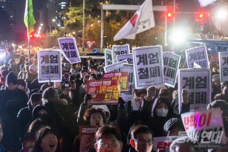 쿠데타 좌절 시킨 아래로부터의 저항이 단연 중요하다