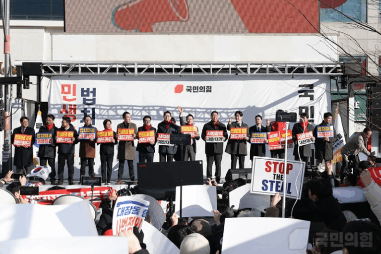 여권의 주저와 타협이 극우를 회생시켜 주고 있다