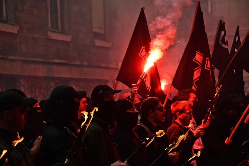 프랑스에서 파시즘이라는 “갈색 역병” 확산 중